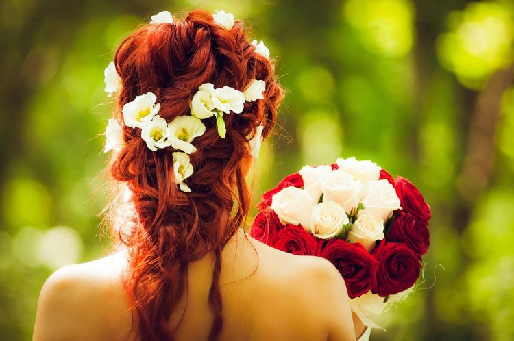 Kapak: Çiçeklerle Fark Yaratın: Düğün Dekorasyonunda Floral Detaylar